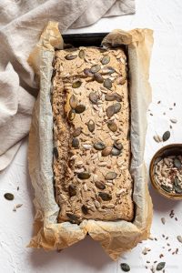 pane in cassetta senza glutine con grano saraceno ricoperto di semi