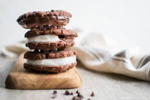 Gelato biscotto con cookies al cioccolato senza glutine senza burro vegan